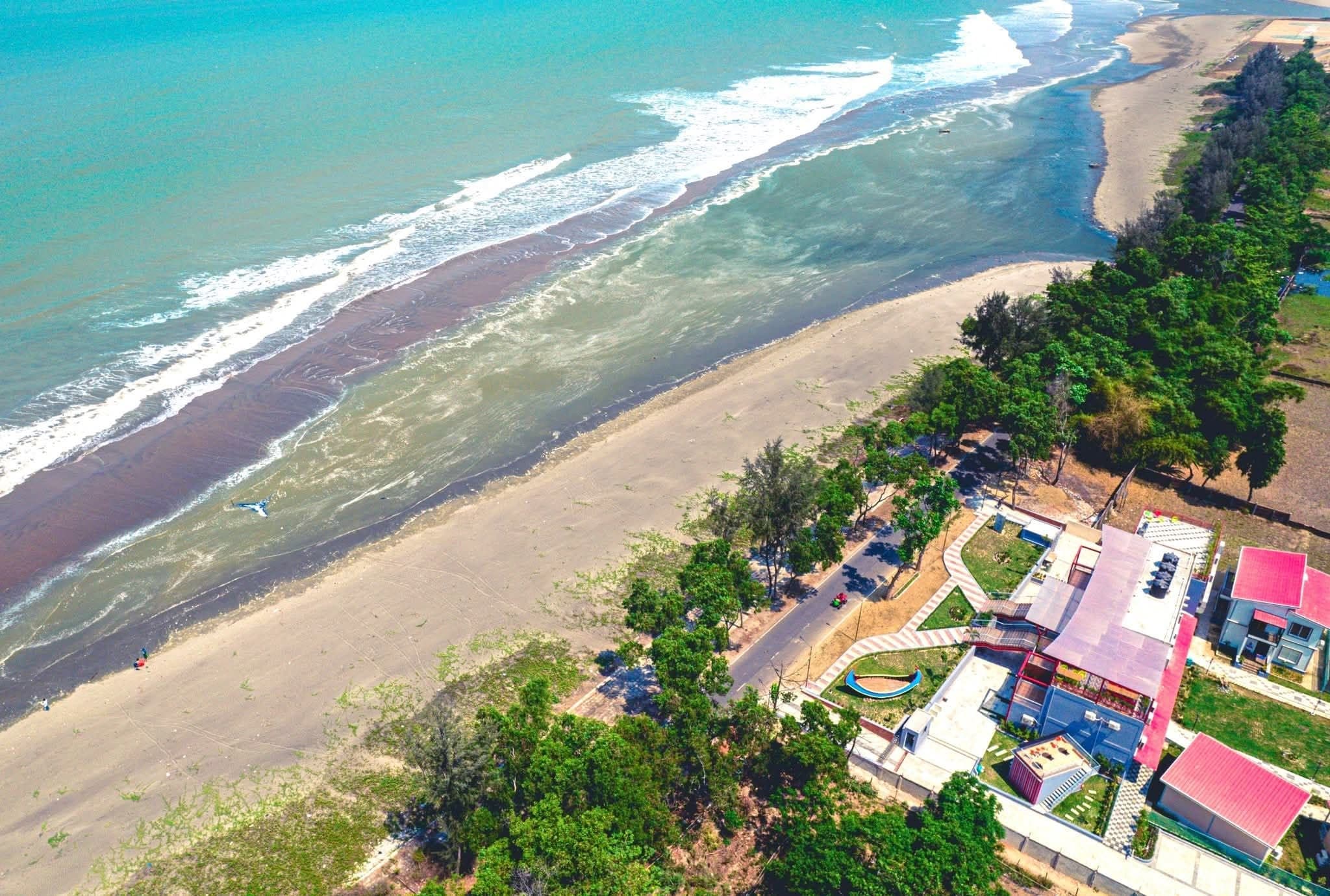 Direct ocean access at Inani Beach